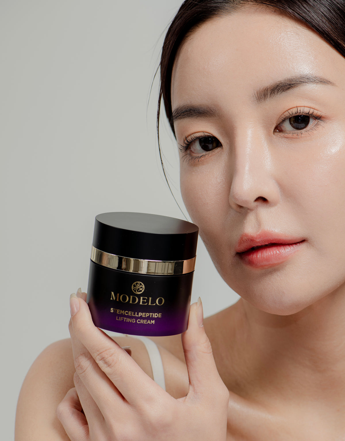 MODELO Cremă lifting cu peptide din celule stem