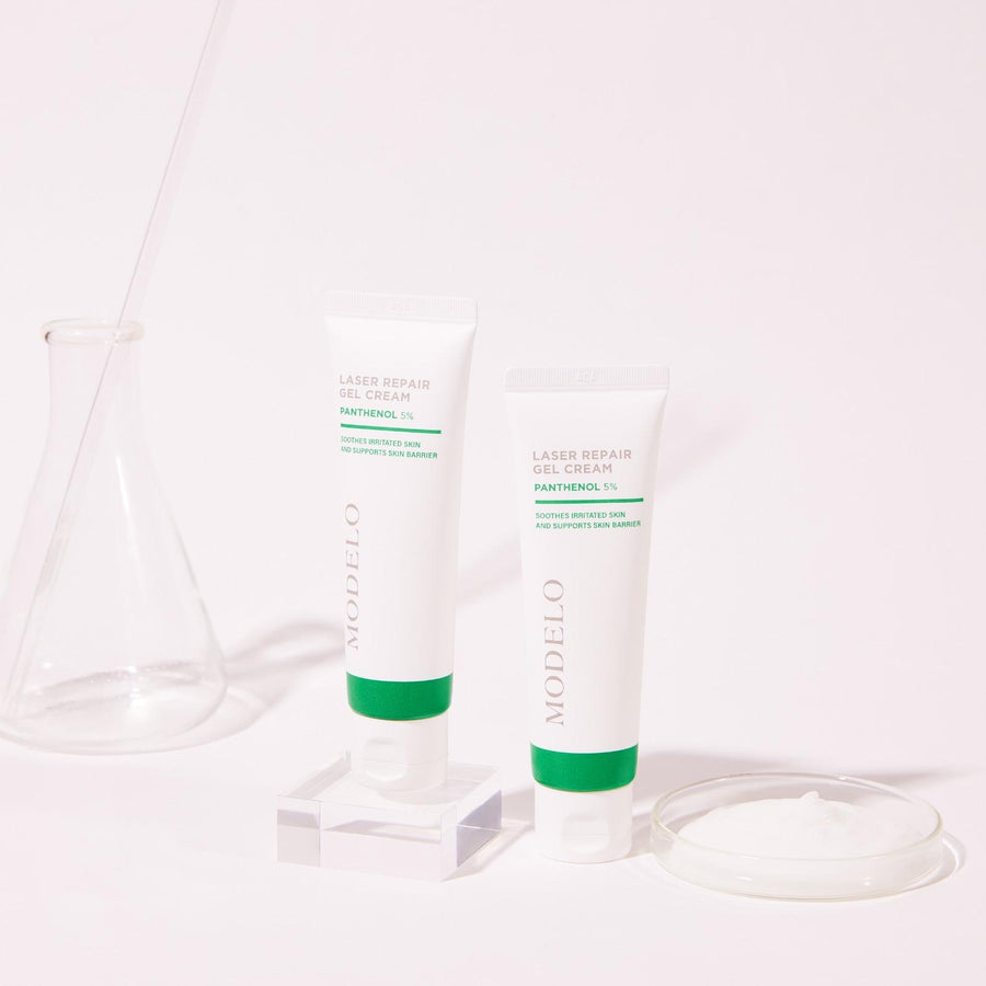 Două tuburi MODELO Laser Repair Gel Cream lângă un balon Erlenmeyer de sticlă
