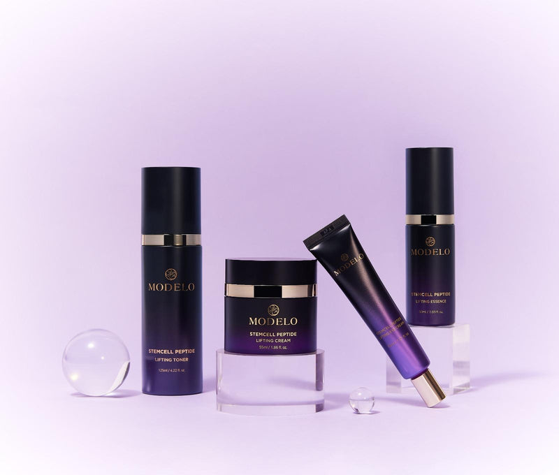 Patru produse MODELO StemCell Peptide în ambalaje violet, pe fundal lavandă