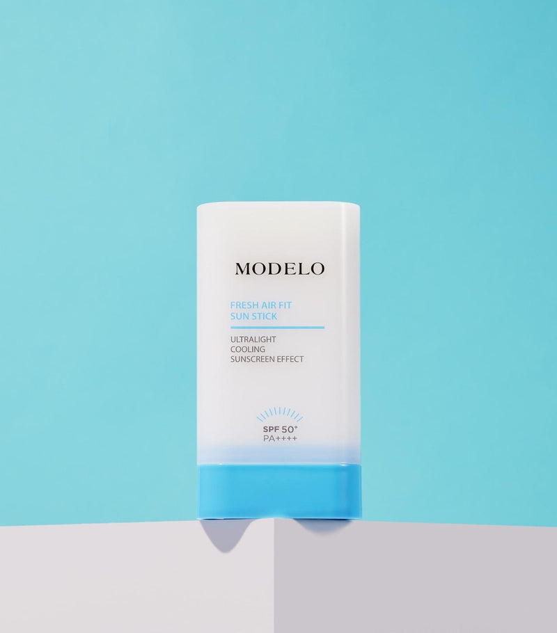 Două stickuri MODELO Fresh Air Fit Sun Stick SPF 50+ pe fundal bleu